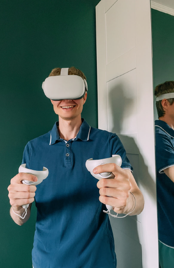 Mann mit VR Brille schaut sich einen virtuellen Rundgang an.